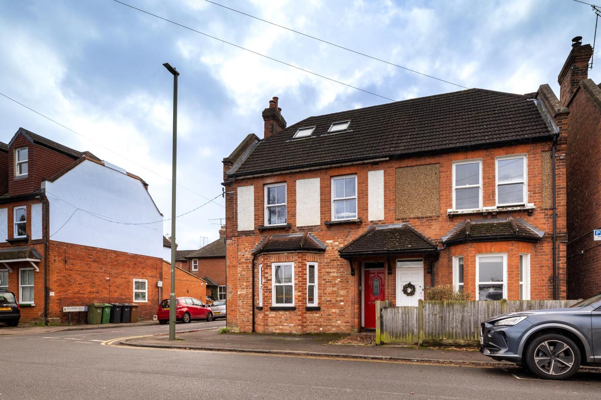 Family Home In Central Guildford With Parking エクステリア 写真