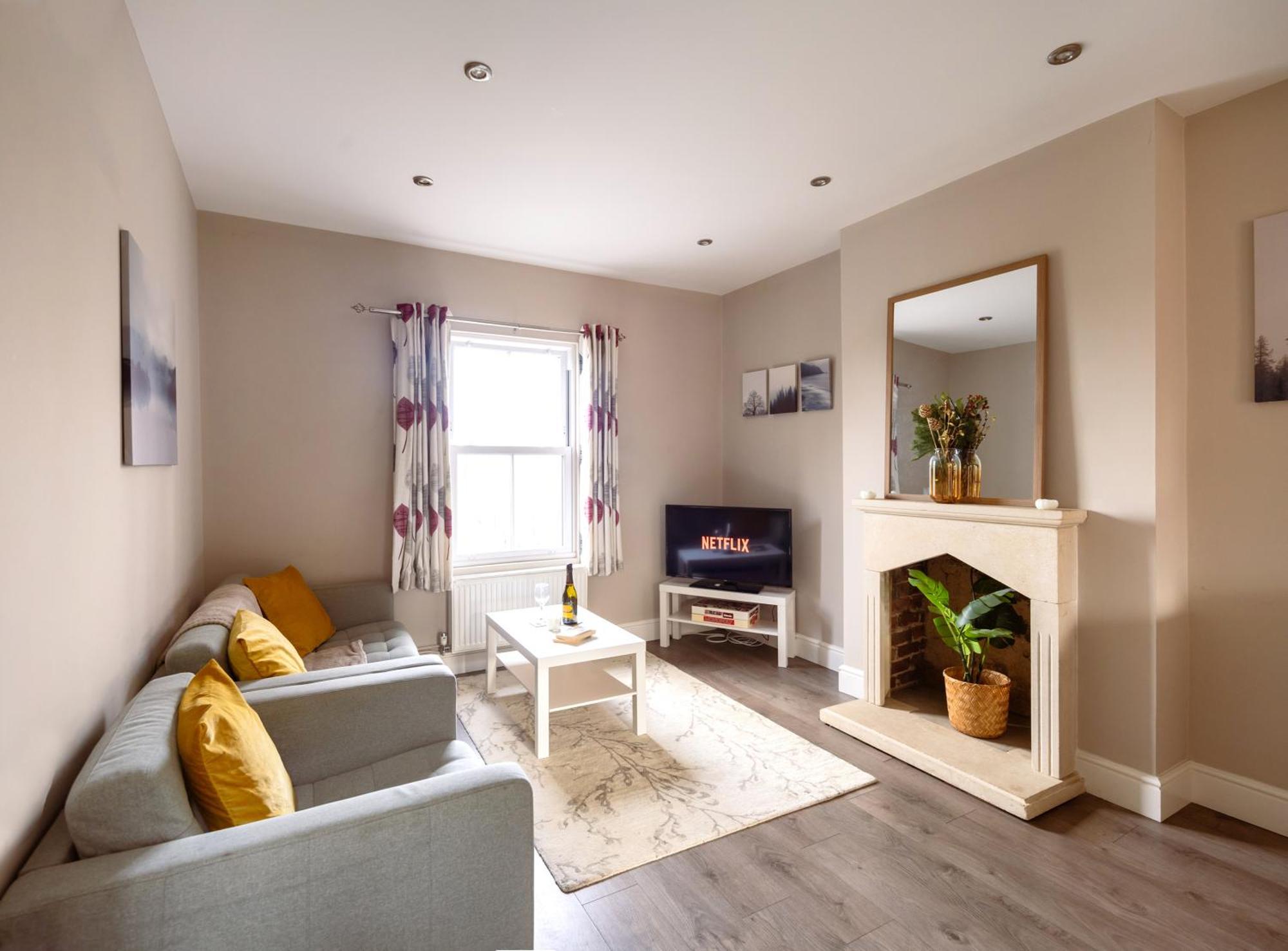 Family Home In Central Guildford With Parking エクステリア 写真