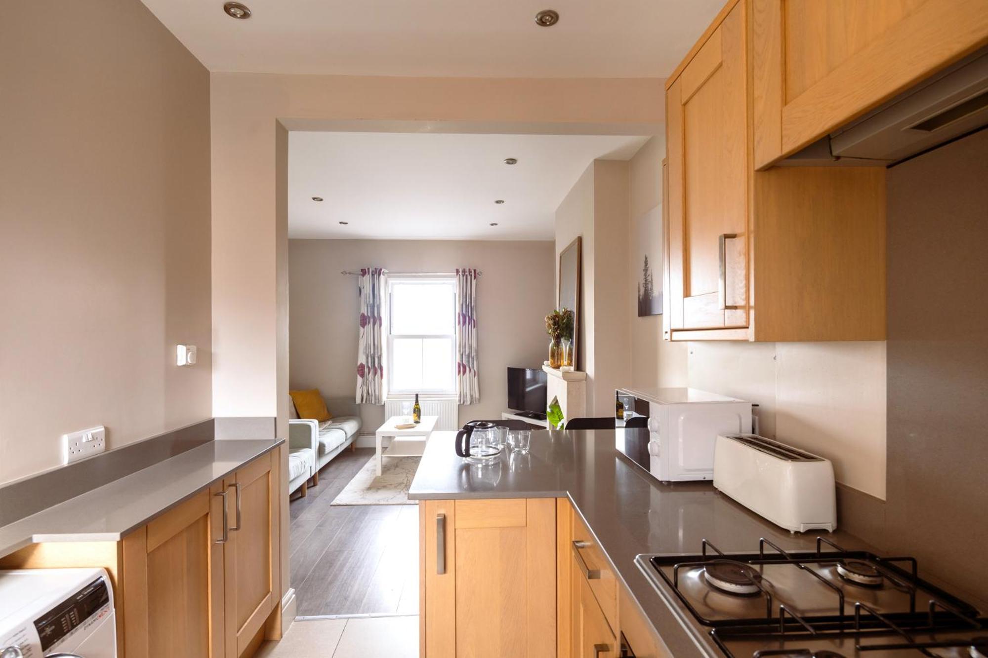 Family Home In Central Guildford With Parking エクステリア 写真